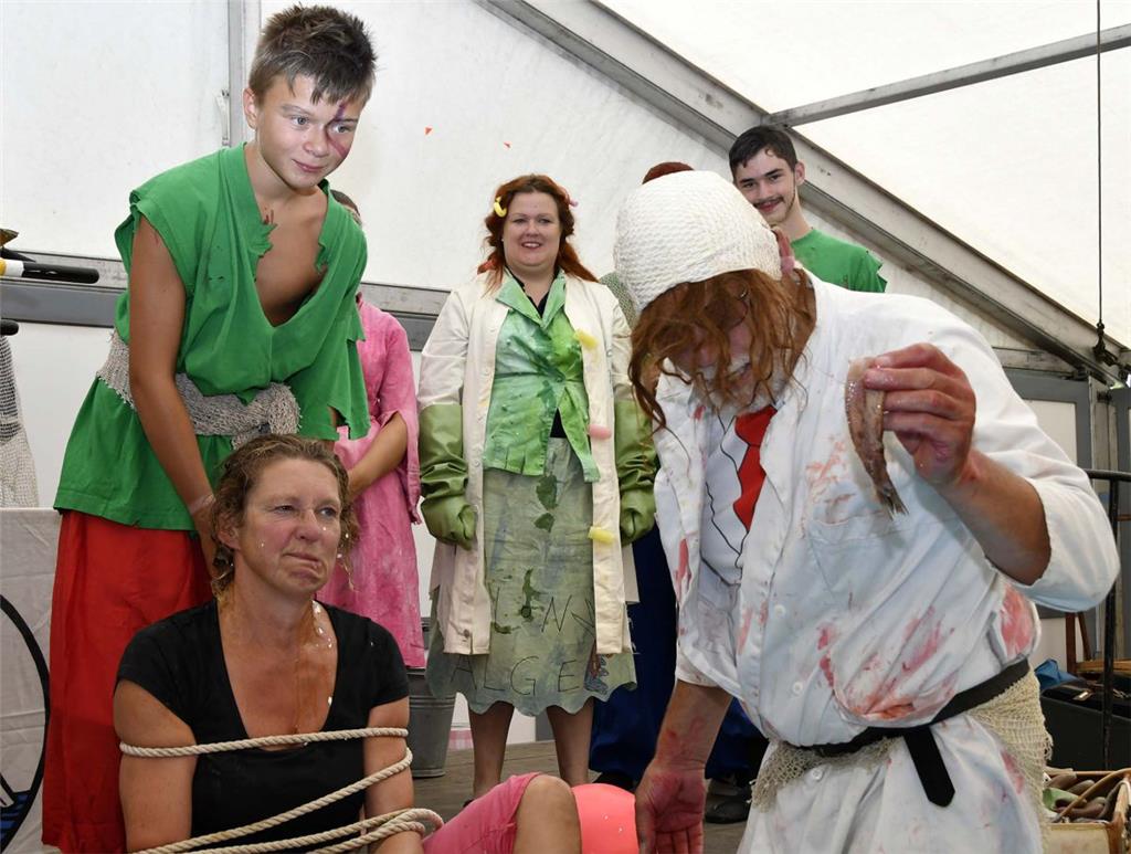 Da gruselte sich sogar Neptuns Gefolgschaft: Der alte Hering, den der Leibbarbier den Täuflingen verabreichte, roch doch sehr penetrant.
