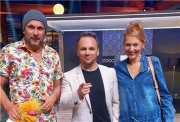 „Da hab ich einfach gesagt, dass ich den Moderator Ralf Schmitz so toll finde“: Andrea Schwarze und ihr Ehemann Manfred Gardianczik mit "Paar Love"-Moderator Ralf Schmitz im TV-Studio in Köln.