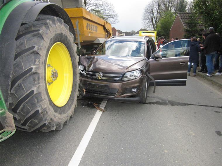 Berne: Unfallfahrt endet am Traktorreifen Da hätte mehr passieren können: Ein Mann hat am Mittwoch einen Unfall in Berne verursacht.