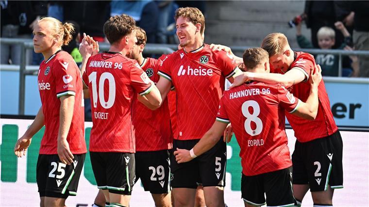 Asllanis Hattrick führt Elversberg auf Aufstiegsplatz Da Hannover 96 noch Hoffnung: Torschütze Phil Neumann jubelt mit seinen Teamkollegen nach der Führung.