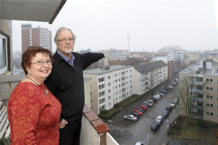 Bremerhaven: Lehrermangel und kein Ende „Da hinten auf dem Theodor-Heuss-Platz haben wir demonstriert“: Anke Just-Knischka und Werner Seltz zeigen die Richtung an. In den 70er Jahren gingen sie gegen den Lehrermangel auf die Straße.