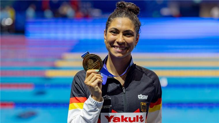 Da ist das Ding: Elendt präsentiert stolz die Goldmedaille.