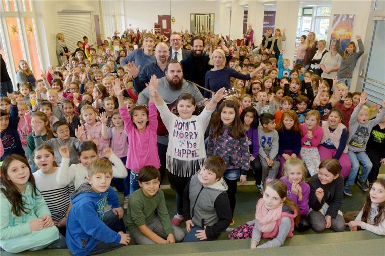 Gorch-Fock-Schule bekommt 2500 Euro für Popmusiker Da ist die Freude groß: Ernstings Family spendet der Gorch-Fock-Schule 2500 Euro für das Musikprojekt.