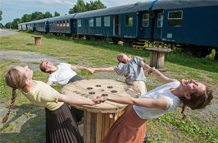 Geldsegen für Jugendprojekt vom "Letzten Kleinod" Da ist die Freude groß. Für die Kulturarbeit mit Kindern und Jugendlichen erhält die Theatergruppe "Das letzte Kleinod" aus Schiffdorf Geld von der Klosterkammer Hannover. Markenzeichen der Theatergruppe ist der Ozeanblaue Zug, mit dem Stücke an Originalschauplätzen aufgeführt werden.