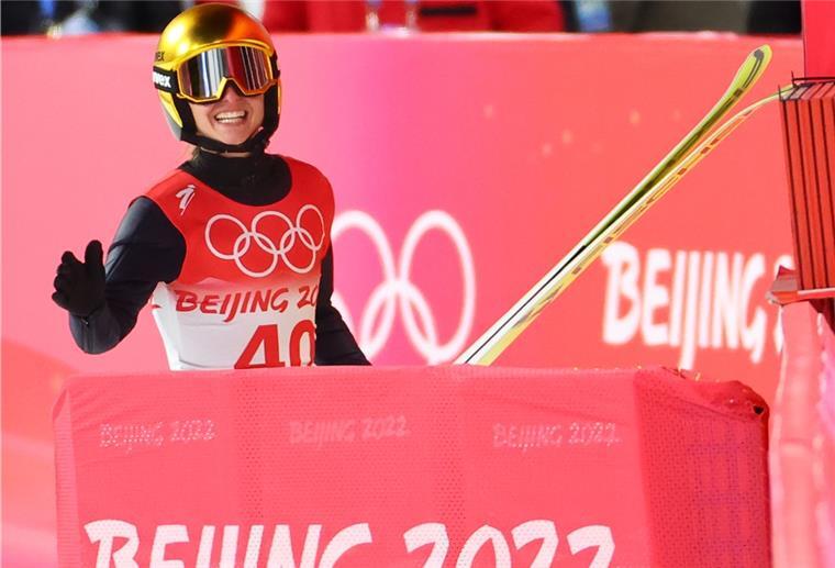 Olympia: Die erste deutsche Medaille Da ist die Silbermedaille: Katharina Althaus im Ziel.