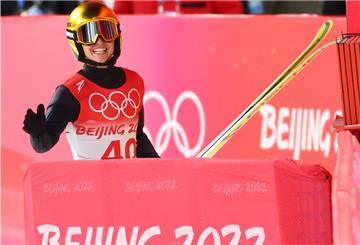 Da ist die Silbermedaille: Katharina Althaus im Ziel.