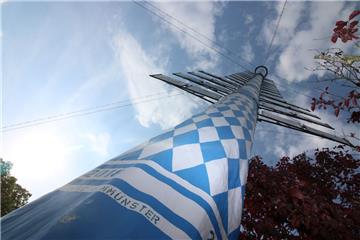 Da ist er: Der neue Maibaum für Abbehausen ist knapp 50 Meter hoch.