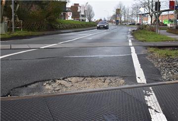 Da ist ganz schön was weggebrochen im Asphalt: der Bahnübergang in Loxstedt.