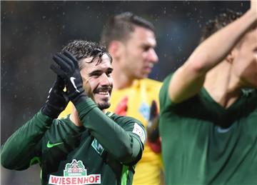 Da kann man schon mal klatschen: Werder Bremen hat den Vertrag des verletzten Fin Bartels' verlängert.