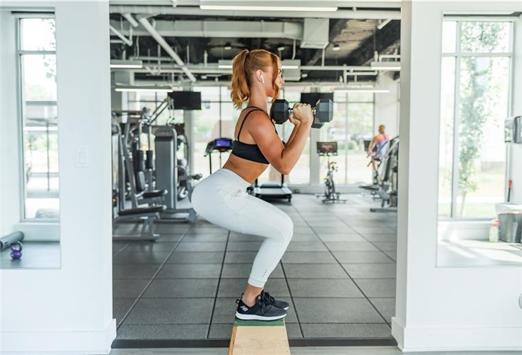 Sport mit Alltagsbewegungen Da keine alltägliche Bewegung nur auf ein Gelenk beschränkt ist, ist es sinnvoll, beim Sport möglichst viele Muskelgruppen zu beanspruchen.