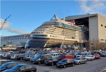 Da kommt die „Disney Wish“: Das Schiff wird rückwärts aus der Schiffbauhalle gezogen. 