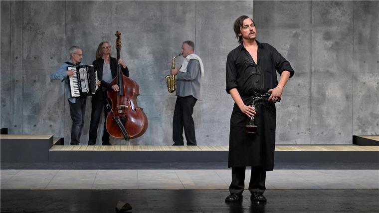 Premiere am Stadttheater Bremerhaven: Komödien-Spaß mit Schuhplattler und Grütze Da landet der Wein im eigenen Mund: Henning Bäcker als Plietschmann, im Hintergrund spielt die Band (Jan-Hendrik Ehlers, Stephan Werner, Marco Priedöhl).