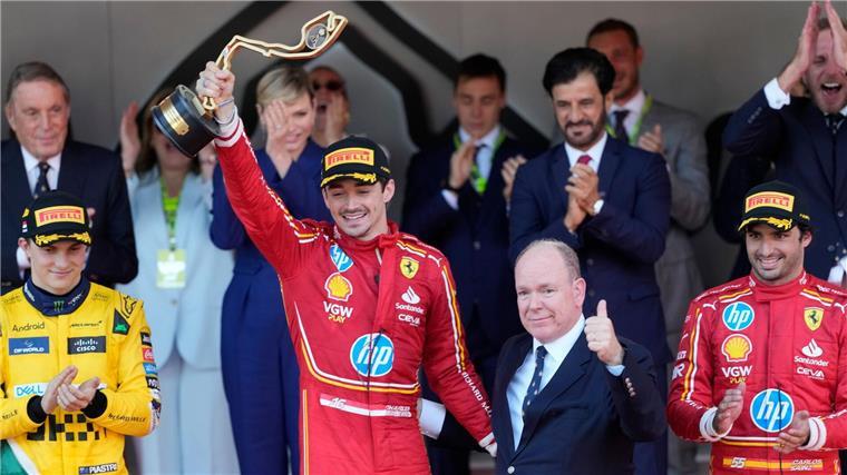 Leclerc in Ferrari-Krise: Bitteres Monaco-Heimspiel droht Da lief es noch: Charles Leclerc feiert seinen Heimsieg 2024 neben Fürst Albert II.