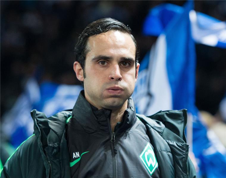 Da macht Bremens Trainer Alexander Nouri dicke Backen:  Zurzeit läuft es nicht mehr rund.
