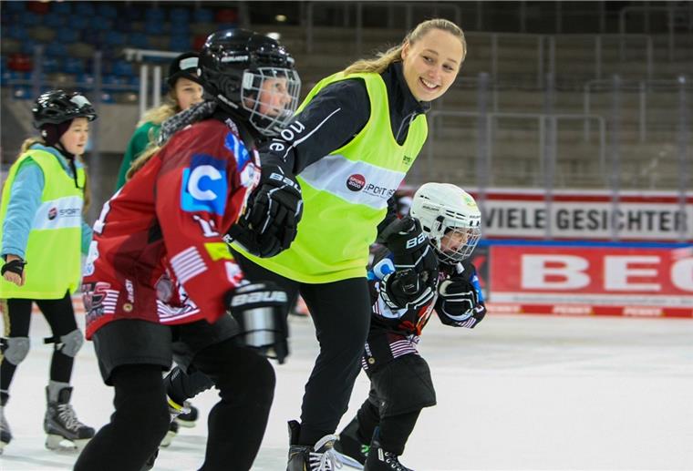Bremerhaven: Mädchen haben Spaß beim Eishockey Mädchen in Ausrüstung laufen übers Eis
