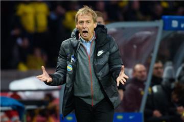Da nützt alles nichts: Für Jürgen Klinsmann ist das Debüt als Trainer von Hertha BSC ohne Erfolg geblieben. 