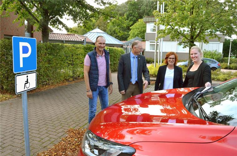 So helfen Strafzettel der Gemeinde Loxstedt Da parkt doch tatsächlich jemand unberechtigterweise auf dem Behindertenparkplatz beim Rathaus in Loxstedt. Für Fachgebietsleiter Jörg Grosse
(von links) und Bürgermeister Detlef Wellbrock Gelegenheit, die Arbeit der Politessen Britta Dee-Brüssel und Nicole Grögor zu präsentieren. Der Halter des Autos darf nun 35 Euro an die Gemeindekasse überweisen.