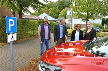 Da parkt doch tatsächlich jemand unberechtigterweise auf dem Behindertenparkplatz beim Rathaus in Loxstedt. Für Fachgebietsleiter Jörg Grosse
(von links) und Bürgermeister Detlef Wellbrock Gelegenheit, die Arbeit der Politessen Britta Dee-Brüssel und Nicole Grögor zu präsentieren. Der Halter des Autos darf nun 35 Euro an die Gemeindekasse überweisen.  