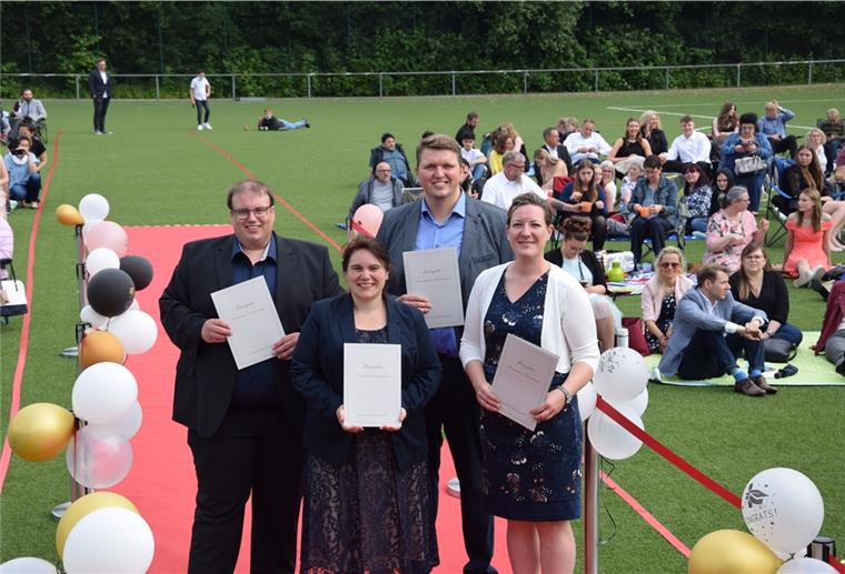 Da sich die Corona-Pandemie entspannt hat, konnten die Klassenlehrer und Klassenlehrerinnen (von links) Torsten Lange (10a), Kim Schäfer (10c), Falk Köster (10d) und Antje Fitzke (10b) bei einer Feierstunde im Plaatweg-Stadion die Abschlusszeugnisse übergeben.