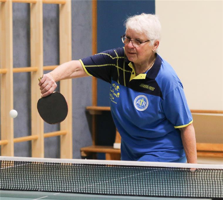 Da sich sonst keine Seniorin angemeldet hatte, spielte Liselotte Müller bei den Herren 70 mit.