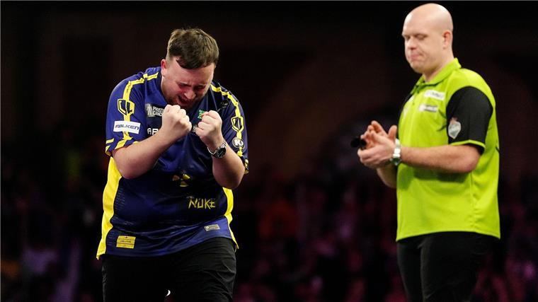 Beginn einer Ära: Weltmeister Littler pulverisiert Rekorde Da staunt auch Ex-Champion Michael van Gerwen.