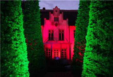 Da strahlt die Villa: Die Künstlergruppe "Das Letzte Kleinod" hat das Allmers-Haus in Rechtenfleth in diesem Frühsommer mit ihrer Hommage zum 200. Geburtstag des Marschendichters zum Leben erweckt.