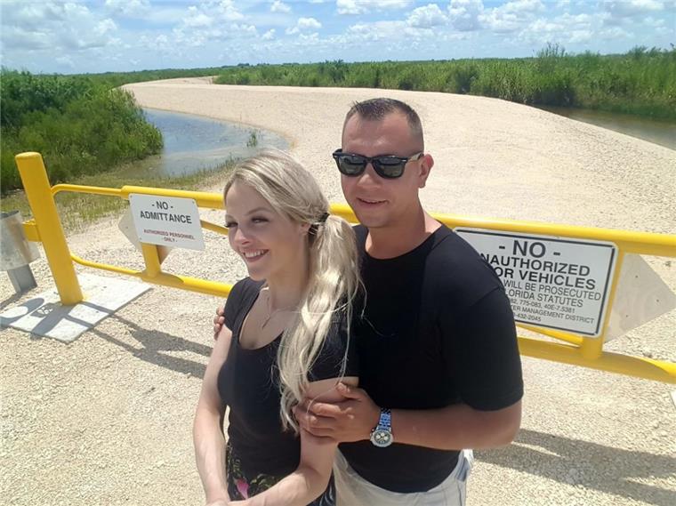 Traumurlaub in Florida wird für Bremerhavener Paar zum Albtraum Da war noch alles gut: Manuela Felix und Karl Wilma haben die ersten Tage ihres Florida-Urlaubs genossen. Doch Hurrikan Irma rollt an: Ihr Hotel mussten sie bereits verlassen, der Flug ist unsicher.