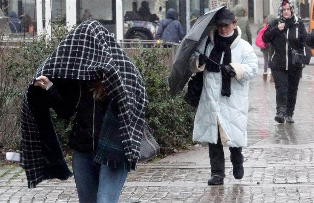 Da waren dann Schirme wie hier in Neumünster (Schleswig-Holstein) völlig zwecklos.