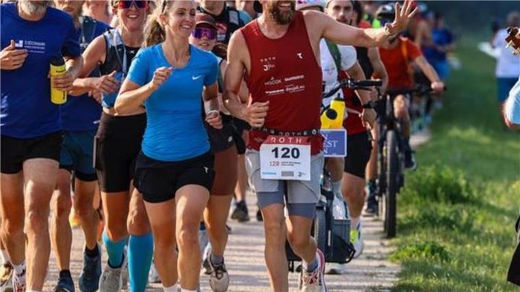 Verletzt: Triathlon-Weltrekordversuch abgebrochen Da waren sie noch bester Laune.