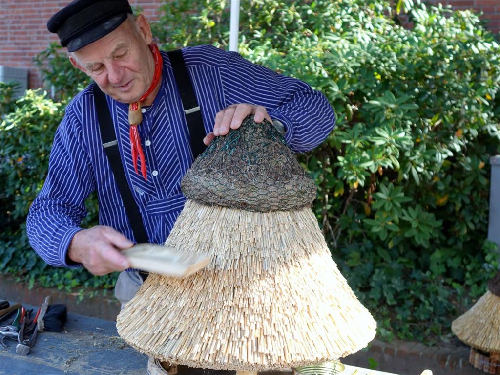 Da werden sich die Piepmätze freuen .Reetdachdecker Gustav von Thaden zeigte ein...