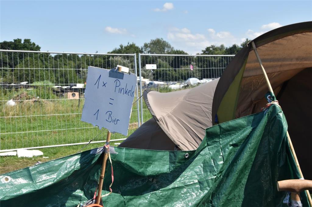 Da wird sich die Klofrau über viel Bier freuen: Eine Truppe aus dem Bremer Umland hat sich dieses &quot;Piss&quot;-Rohr gebastelt. Foto: Overschmidt