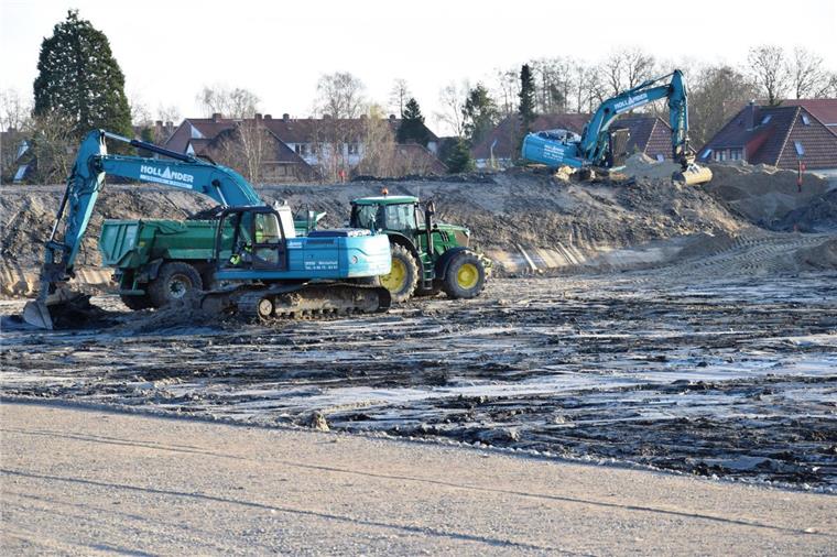 Da, wo später die Gebäude stehen sollen, wird der Boden derzeit mit Sand verdichtet.  