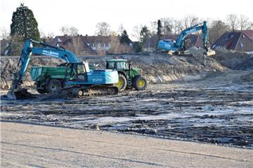 Da, wo später die Gebäude stehen sollen, wird der Boden derzeit mit Sand verdichtet.  