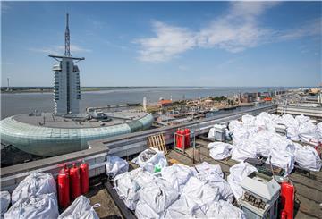 Dachsanierungsarbeiten auf dem Columbus-Center. Der Abtransport des in weiße Säcke gepackten Schutts lässt derzeit noch auf sich warten.