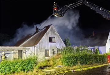 Dachstuhlbrand in Bremerhaven: Neben zahlreichen Einsätzen in vollgelaufenen Kellern musste die Feuerwehr auch ein brennendes Haus löschen.