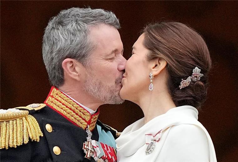 Königlicher Kuss: Frederik X. neuer König von Dänemark Dänemarks König Frederik X. küsst seine Frau, Dänemarks Königin Mary, auf dem Balkon von Schloss Christiansborg.