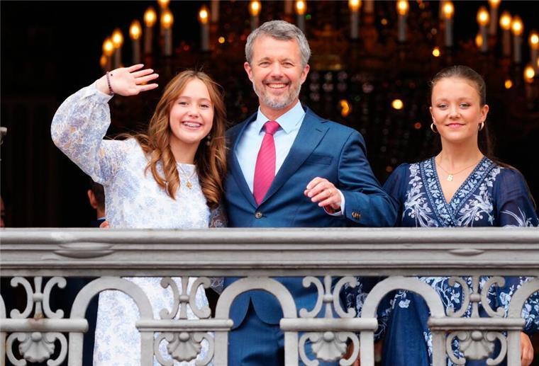 Dänemarks König Frederik X. winkt mit seinen Töchtern Prinzessin Josephine (l.) und Prinzessin Isabella vom Balkon.