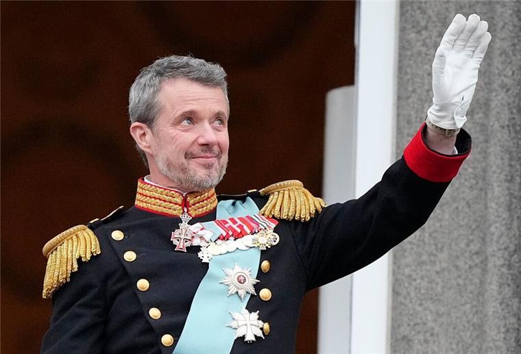 Königlicher Kuss: Frederik X. neuer König von Dänemark Dänemarks König Frederik X. winkt vom Balkon des Schlosses Christiansborg. Der bisherige Kronprinz Frederik ist nach der Abdankung seiner Mutter Königin Margrethe II. zum neuen König von Dänemark ausgerufen worden.