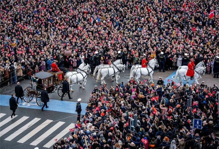 Königlicher Kuss: Frederik X. neuer König von Dänemark Dänemarks Königin Margrethe II. auf dem Weg zum Schloss Christiansborg.