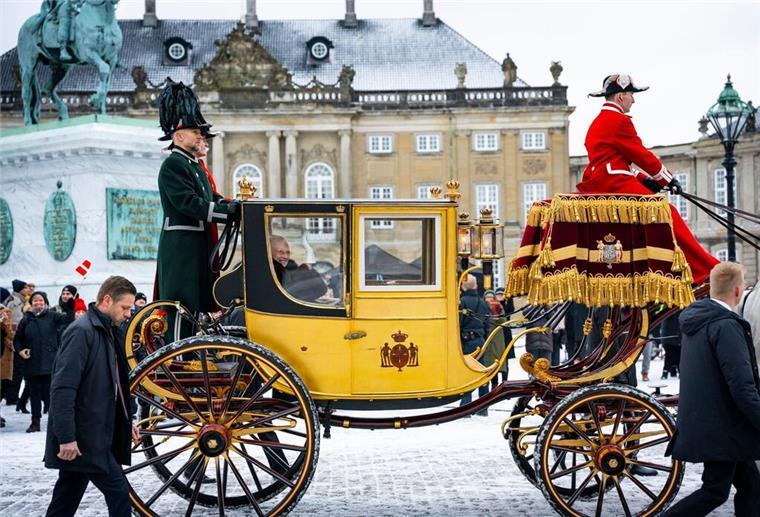 Der Plan für den Thronwechsel in Dänemark steht Dänemarks Königin Margrethe II. winkt, während sie in einer Pferdekutsche zum Schloss Christiansborg fährt - wo bald der Thronwechsel vollzogen wird.