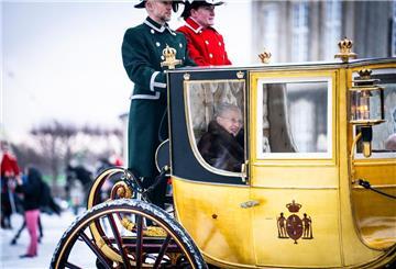 Dänemarks Königin Margrethe II. wird auf ihrem Weg vom Schloss Christian IX. in Amalienborg zum Schloss Christiansborg in Kopenhagen von einem Husarenregiment eskortiert.