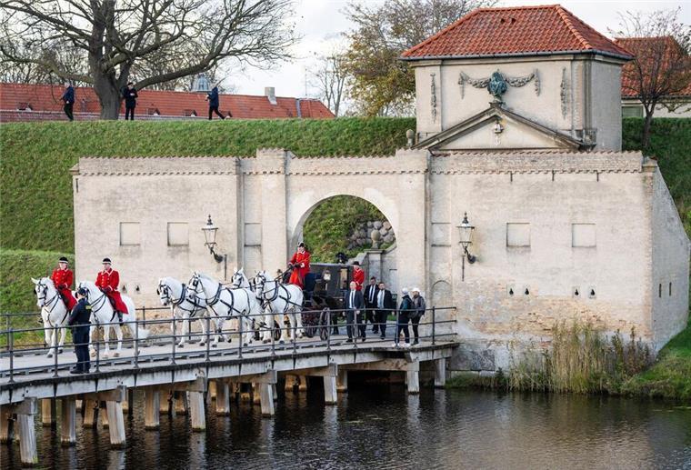 Kutschfahrt mit Margrethe: Spanisches Königspaar in Dänemark Dänemarks Königin Margrethe und das spanische Königspaar fahren in der Kutsche vom Kastellet zum Schloss Amalienborg.