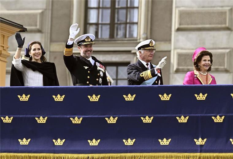 Dänisches Königspaar zum Staatsbesuch in Schweden Dänemarks Königin Mary (l-r), König Frederik X., Schwedens König Carl XVI. Gustaf und Königin Silvia in Stockholm.