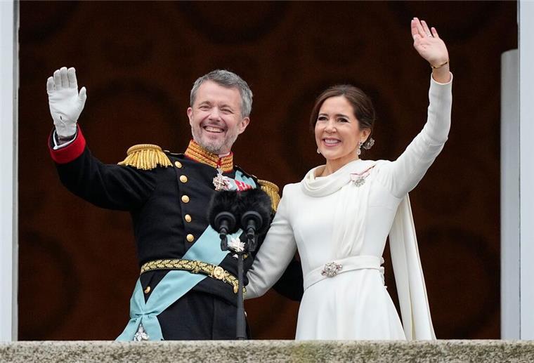 Erster Geburtstag als Königin: Dänemarks Mary 52 Jahre alt Dänemarks neues Königspaar: König Frederik X. und Dänemarks Königin Mary auf dem Balkon von Schloss Christiansborg.