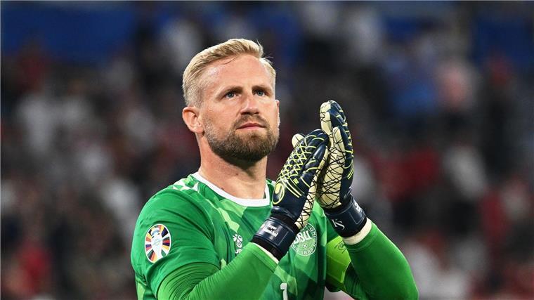 Dänemarks Torhüter Kasper Schmeichel steht immer wieder im Schatten seines Vaters Peter.