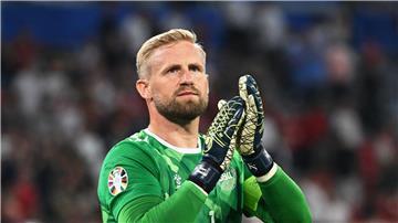 Dänemarks Torhüter Kasper Schmeichel steht immer wieder im Schatten seines Vaters Peter.
