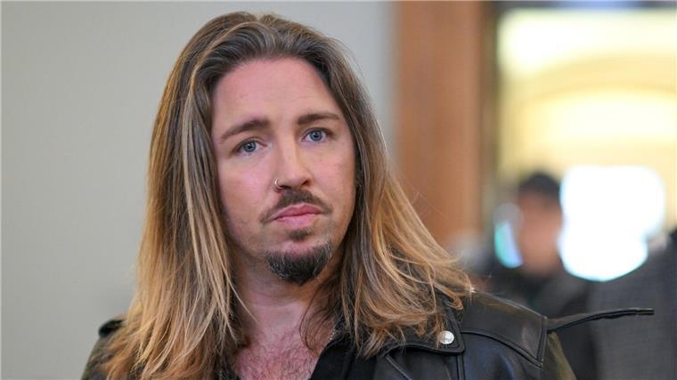 Gil Ofarim kündigt neue Musik an - und verkauft Gitarren Dafür, den antisemitischen Vorfall im Hotel erfunden zu haben, wurde Gil Ofarim scharf kritisiert.