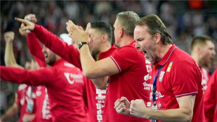 Hollywood oder Déjà-vu? Dänen und Kroaten spielen um WM-Gold Dagur Sigurdsson (vorn) kann seinen zweiten großen Titel als Trainer gewinnen.