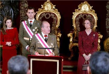 Damaliger  König Juan Carlos spricht auf der Gedenkfeier zum Dreikönigstag 2010 - hinter ihm stehen (l-r) die damalige Prinzessin Letizia, der damalige Kronprinz Felipe und die damalige Königin Sofia.