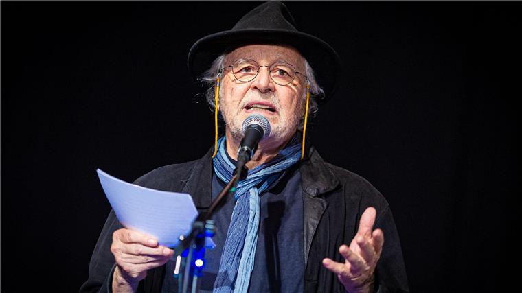 Mit 80 auf der Poetry-Slam-Bühne Damals konnte er die Texte noch auswendig - heute liest er sie vom Zettel ab.